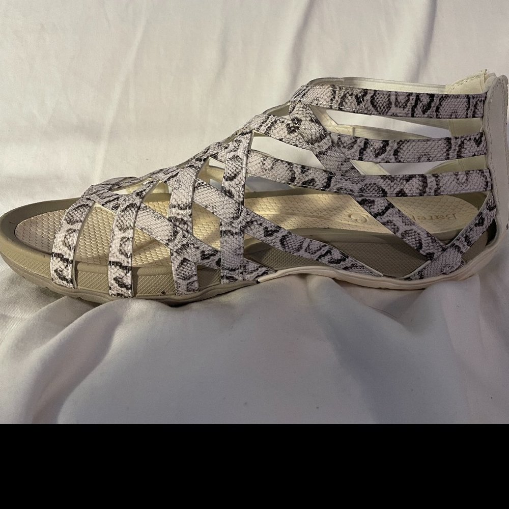 New White Size 8 Baretraps Cream Samina Sandals Rebound Tech.